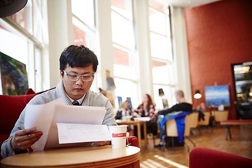 Student in library