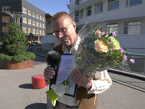 Vinnaren av pedagogiska priset, Erik Lindfelt, men blommor och diplom