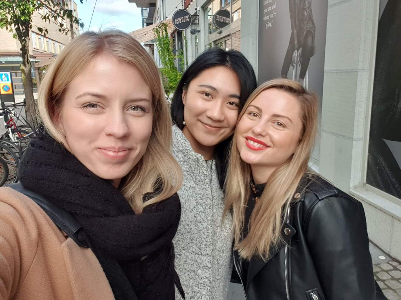 Grace Ma (in the middle) who studied the New Media Design programme at the School of Engineering, Jönköping University. Here she is seen with her former classmates Loredana Rusu and Tilda Alnervik.