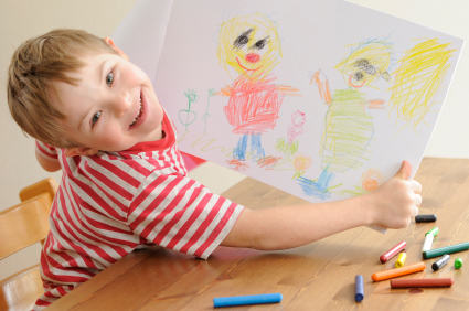 Pojke med downs syndrome som visar upp sin teckning