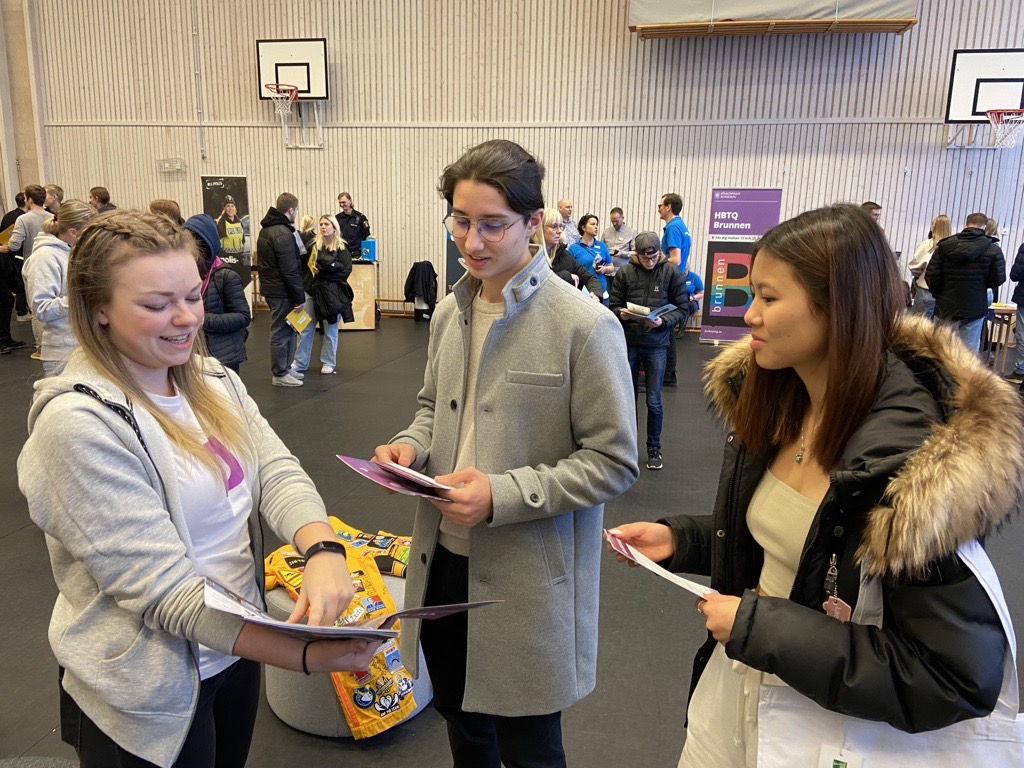 Studentambassadör och gymnasieelever på Framtidsmässan vid Jönköping University.