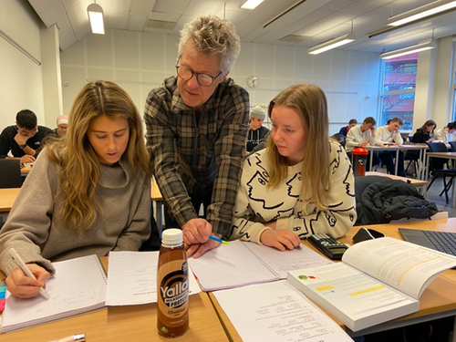 Filippa Ekblad and Maja Lindström, who study Basic Science Semester at JTH, with the programme manager Christer Magnusson.