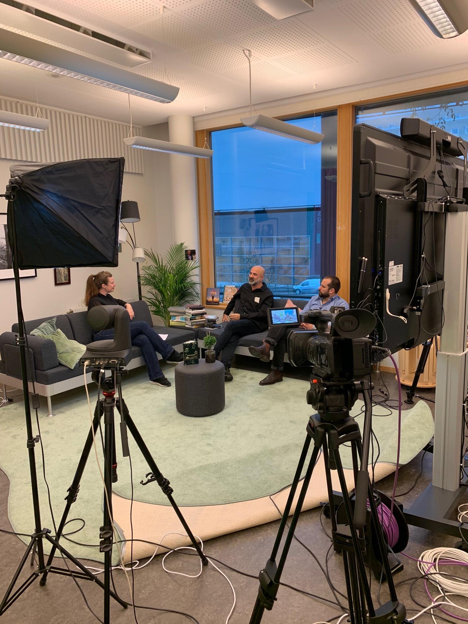 Inspelning av Skrivarhubben 2020, kameror och inspelningsutrustning, soffor och tre personer som sitter och pratar. 