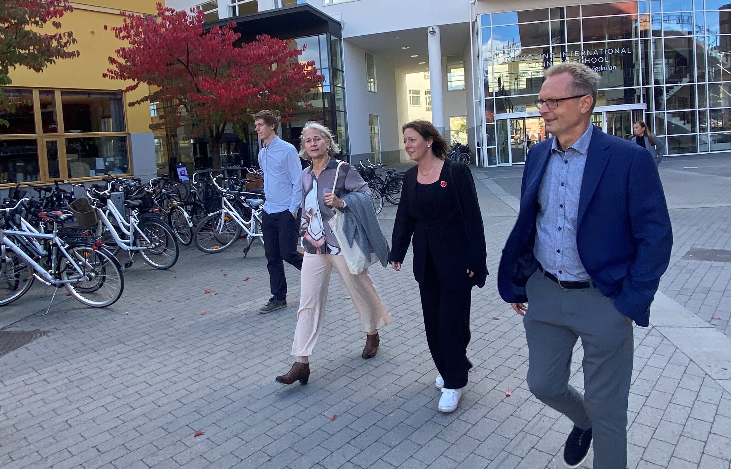 Folk går på JU campus