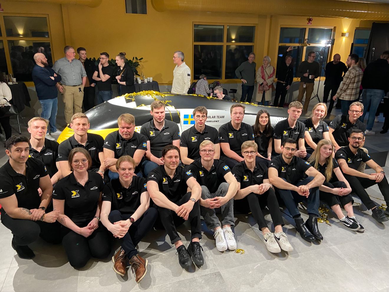 JU Solar Team med sin nya solbil.