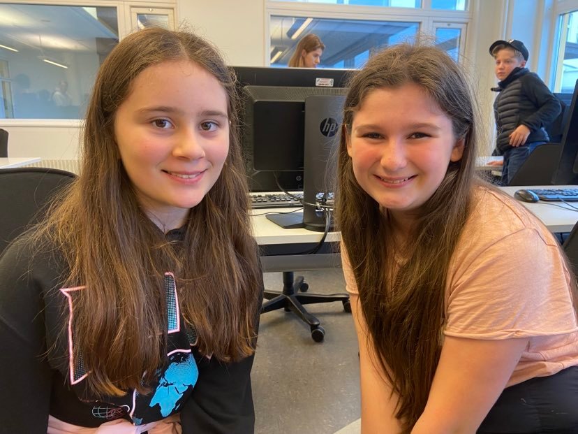 Tove Lydeen and Robyn Manole from year five at Torpa School at Vera Day at the School of Engineering, Jönköping University.