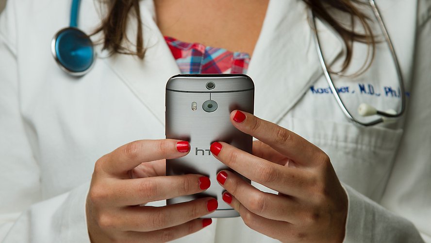Mobiltelefon som visar en app