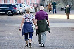 Äldre par på promenad