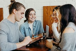 Studenter/ungdomar in a conversation. Photo: Unsplash