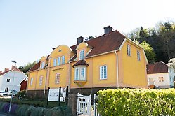 En stor gul byggnad på en solig dag