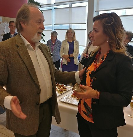 Sabina Kapetanovic tar emot Yggdrasil, ett träd i glas, från professor Arne Gerdner och LoRDIA.