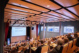 De många besökarna i JU-aulan