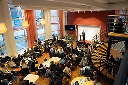 Fullsatt sal med studenter