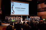 En grupp med välklädda personer på en scen