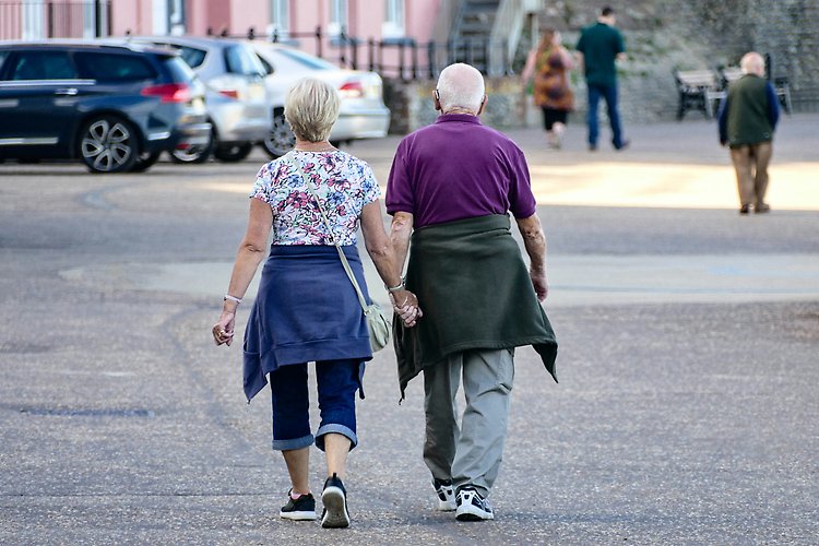 Äldre par på promenad