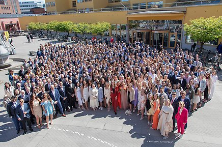 Avslutning vid Tekniska Högskolan, studenter på campus