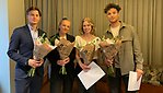 Stipendiaterna poserar med blommor och diplom