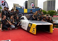 JU solar teamet poserande med solbilen