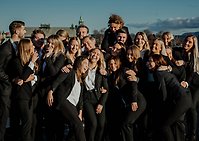 Gruppfoto av skrattande studenter som arrangerat mässan 