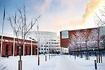 Campusområdet på vintern med snötäcke