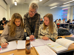Filippa Ekblad and Maja Lindström, who study Basic Science Semester at the School of Engineering with the programme manager Christer Magnusson.